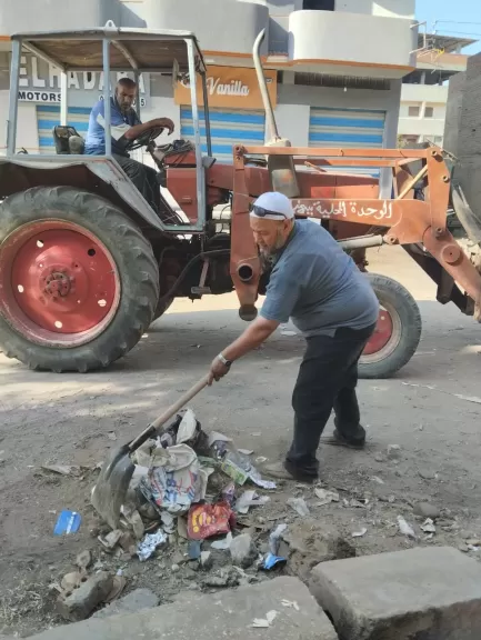 جانب من اعمال رفع القمامة 