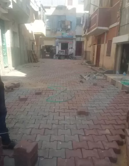 استكمال تركيب البلاط بحي غرب