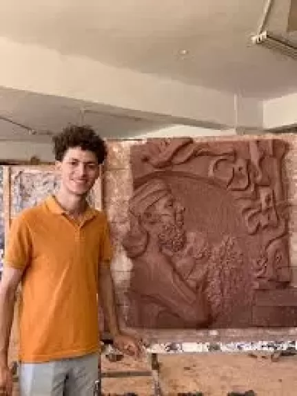 مصطفى طالب بالمنيا ينحت جدارية ”روح الروح”