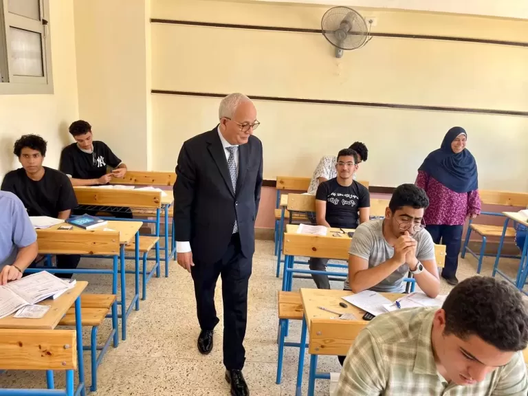 وزير التعليم يتفقد لجان  امتحانات الثانوية العامة 