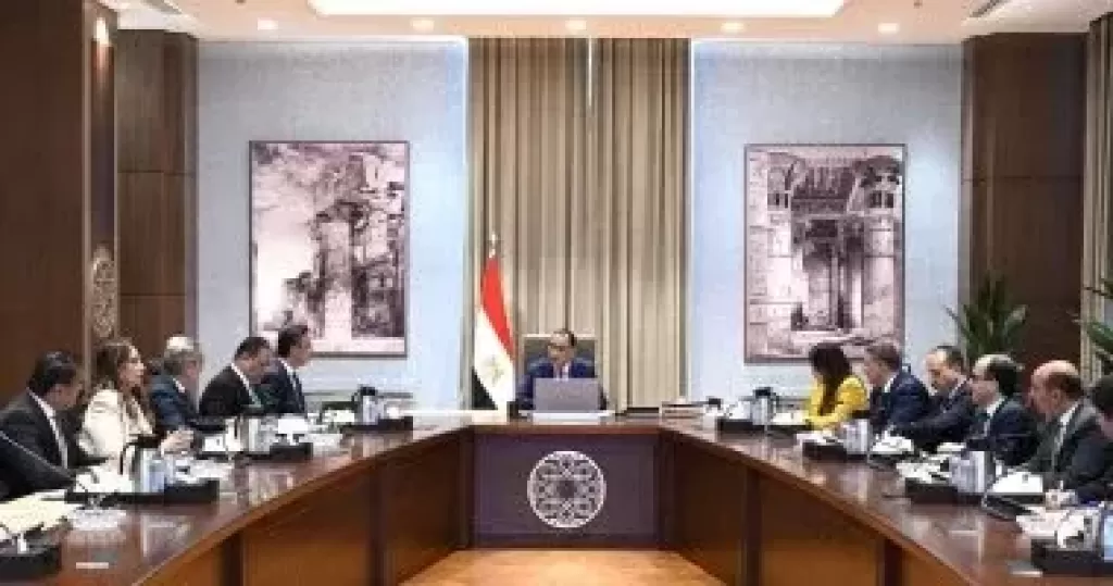 رئيس الوزراء خلال الاجتماع