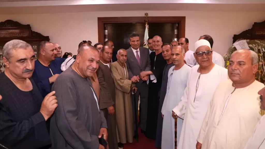 فاروق يلتقي عددا من المزارعين