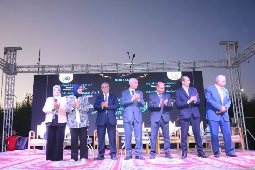 نائب رئيس الجامعه اثناء التكريم