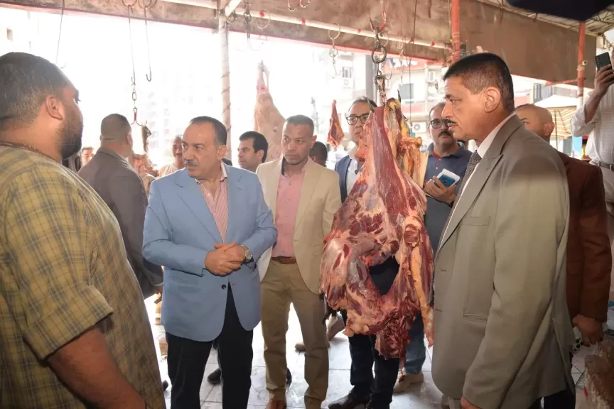 محافظ أسيوط اثناء متابعه الاسواق