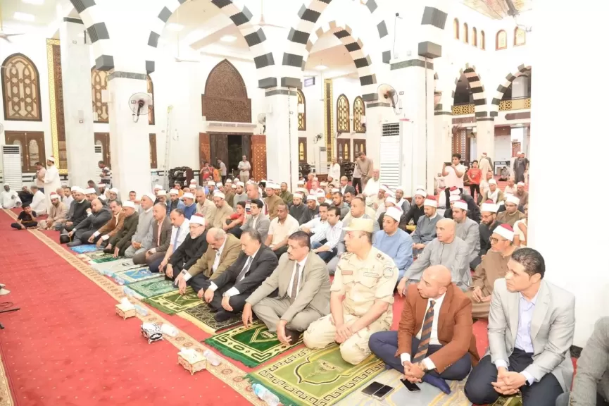 محافظه اسيوط اثناء الصلاه