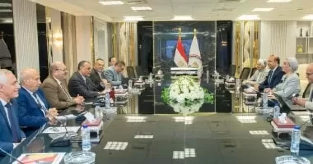 وزير الإنتاج الحربي خلال الاجتماع