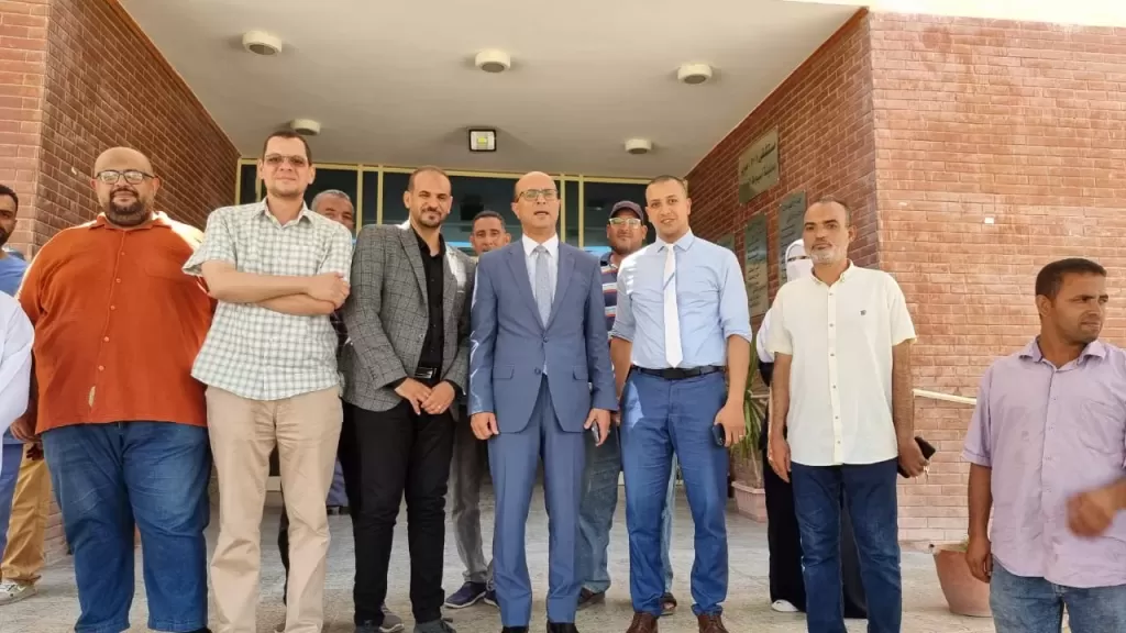 رئيس الجامعه اثناء تفقد المستشفى