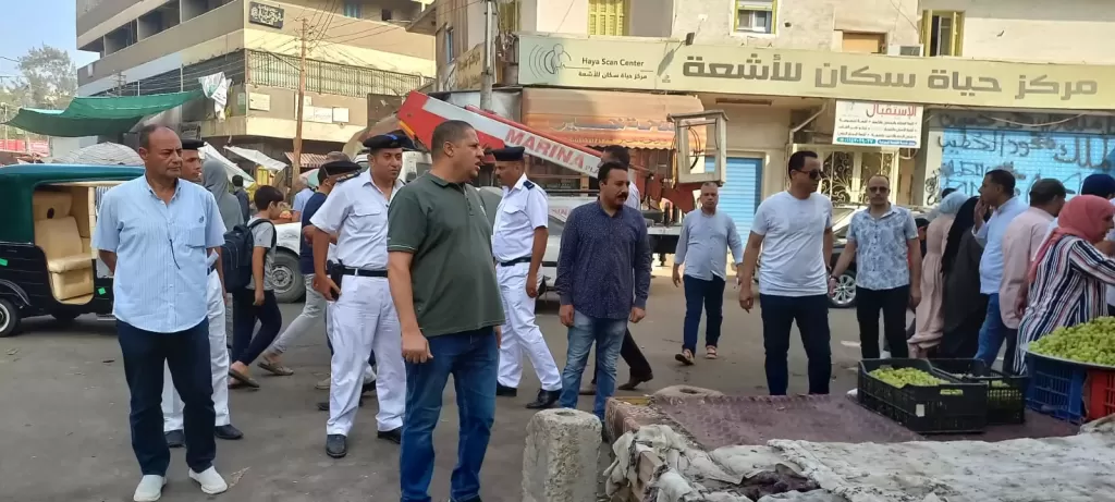 السكرتير العام المساعد يجوب شوارع الدلنجات على الأقدام