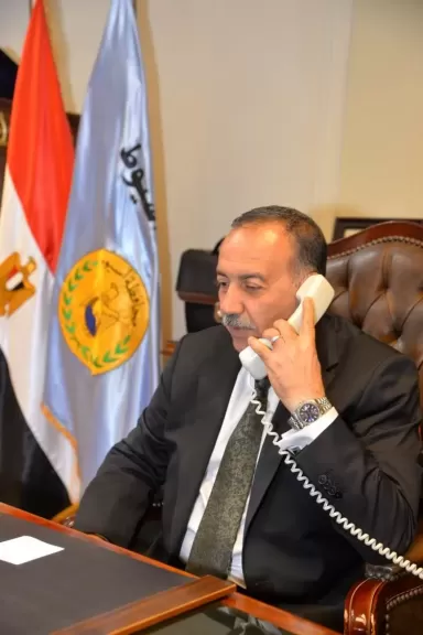 محافظ أسيوط اثناء الاتصال الاوائل