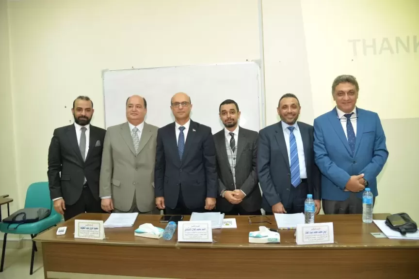الرئيس الجامعه اثناء المناقشه الرساله