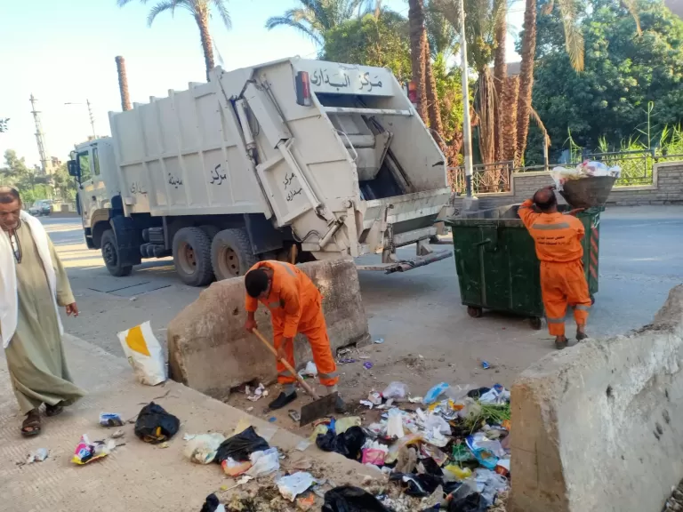 اثناء رفع القمامه