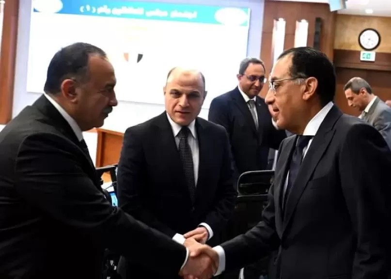 محافظ أسيوط يصافح الدكتور مصطفى مدبولى