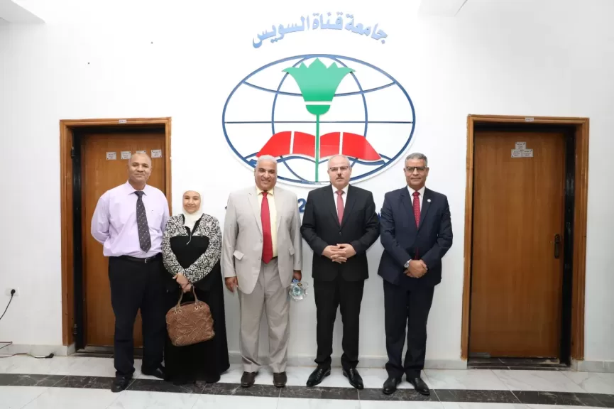 رئيس جامعة قناة السويس يتفقد مشروعات تخرج 780 طالبًا 