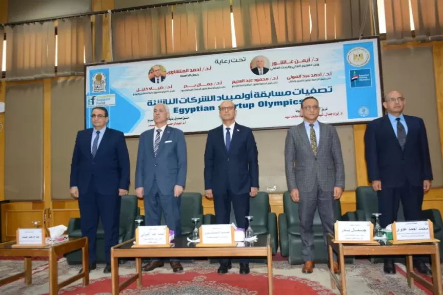 رئيس الجامعه اثناء التكريم الفائزين