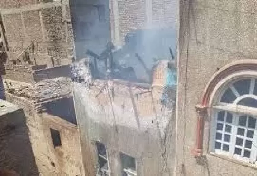 السيطرة على حريق في منزل من طابقين بوسط مدينة الأقصر