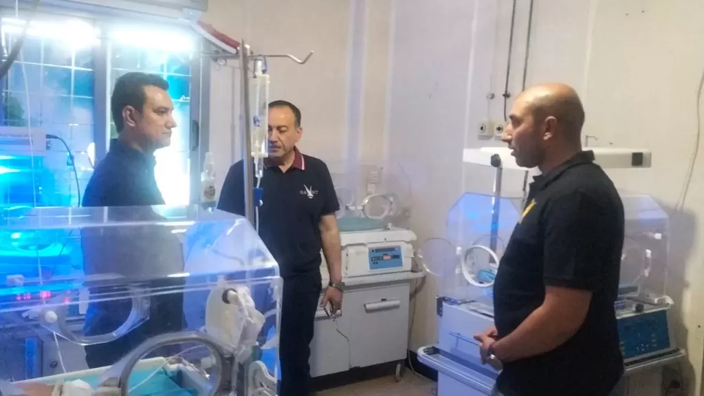 محافظه  اثناء تفتيش  المستشفى