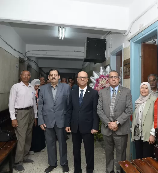 رئيس الجامعه يفتتح واحده بمستشفى