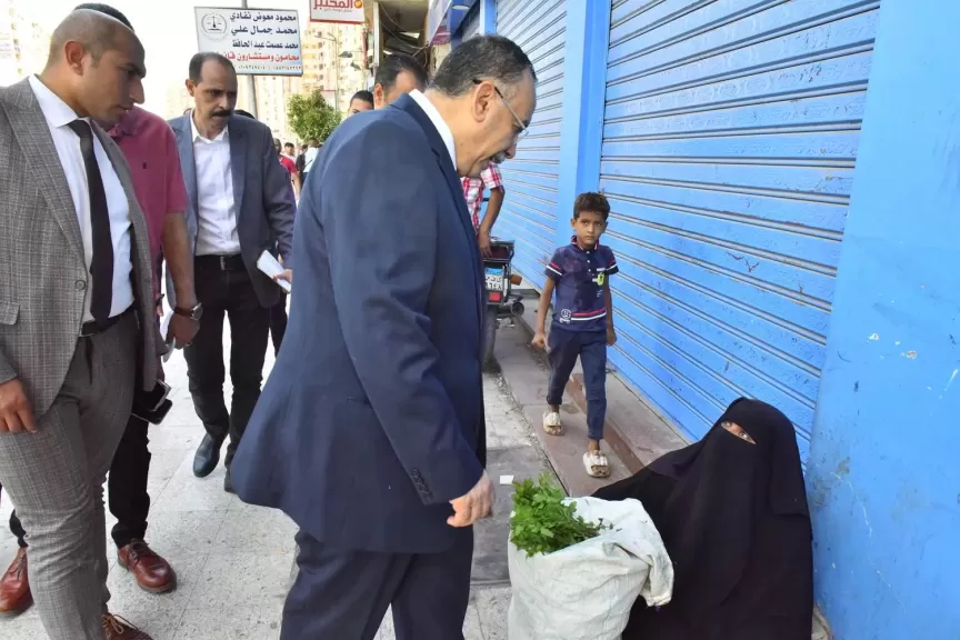 محافظه  يلتقي بالباعين الجائلين