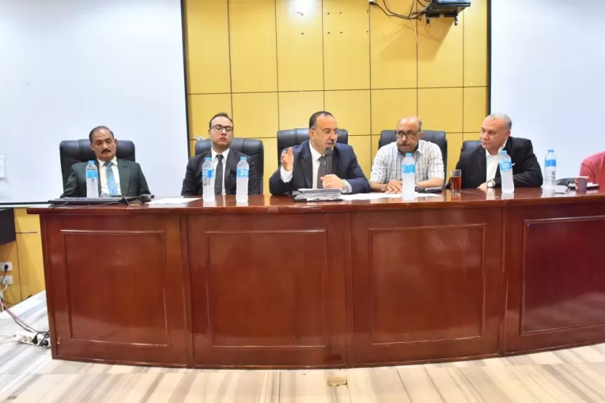 محافظ اسيوط يجتمع بمديريه الصحه