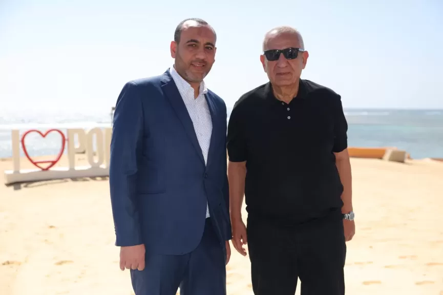صورة تذكاريه  بعد توقيع الاتفاقية