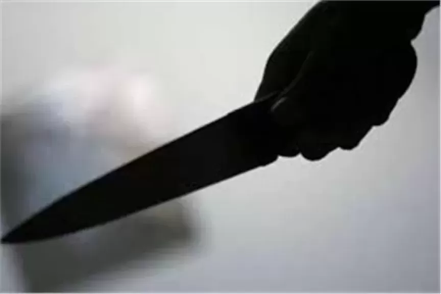 سيدة تطعن نفسها بسكين - ارشيفية