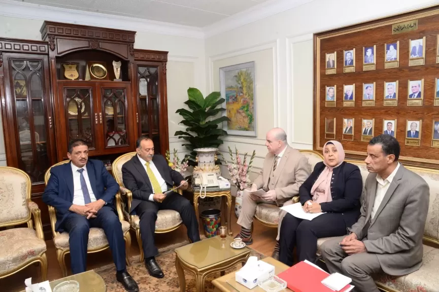 محافظه  يجتمع مع مدير البنك الزراعي