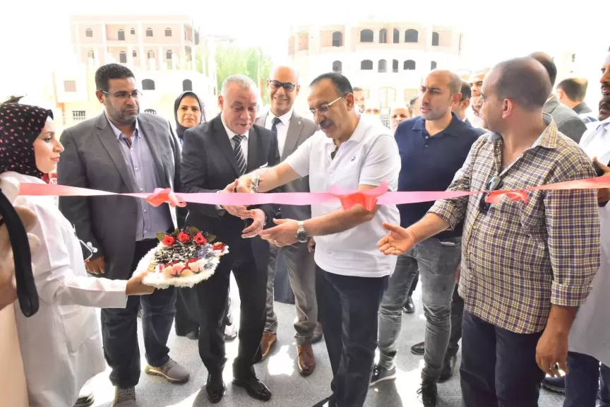 محافظه  اثناء افتتاح مجمع الطبي