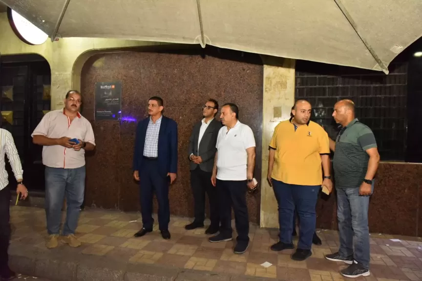 محافظ اثناء تواجده موقع الحريق