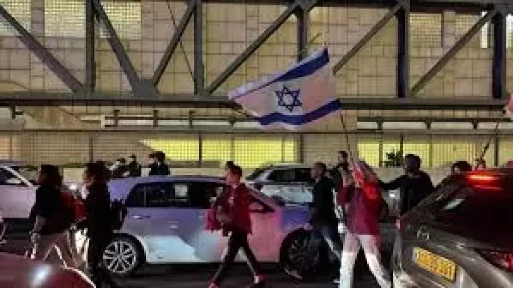 إسرائيليون يغلقون مطار تل أبيب