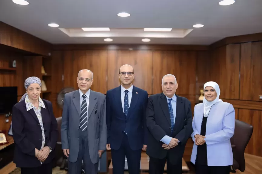 رئيس الجامعه واللجنه