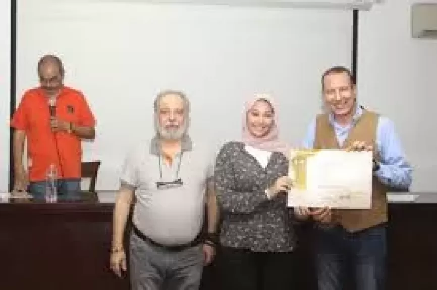 ياسر صادق وخالد عبد السلام يمنحان شهادات مشاركة لورشة الإلقاء 