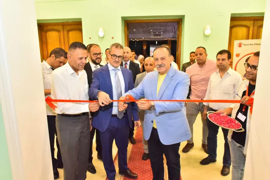 محافظ أسيوط اثناء الافتتاح 
