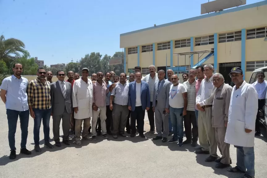 محافظ اسيوط اثناء تواجده بالمطحن