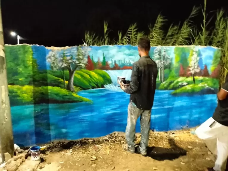 اثناء الرسم على جدران الحائط