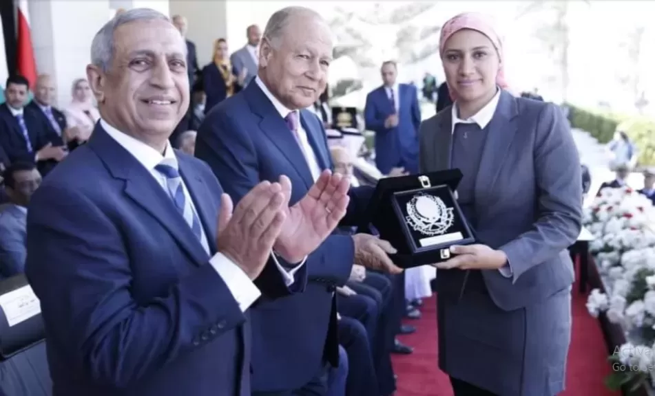 الدكتور إسماعيل عبد الغفار يهنئ البطلة أية مدنى