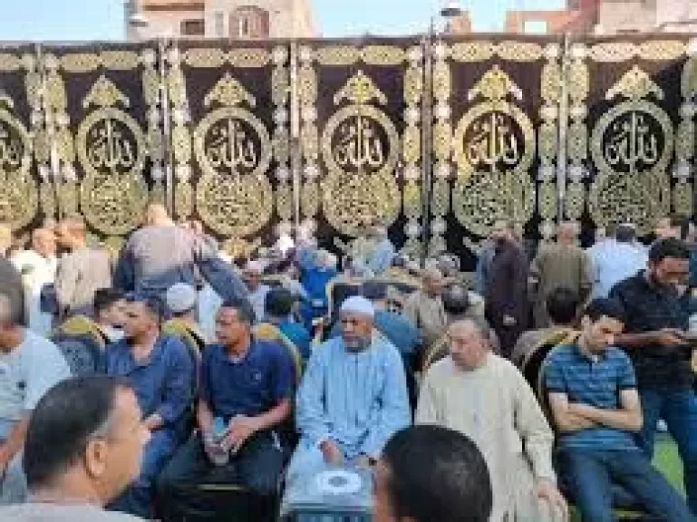 أهالى كفر الزيات يشاركون فى عزاء حسام شوقى
