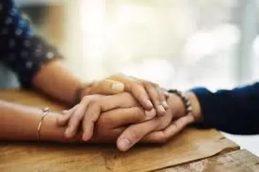 الإمساك بالأيدى