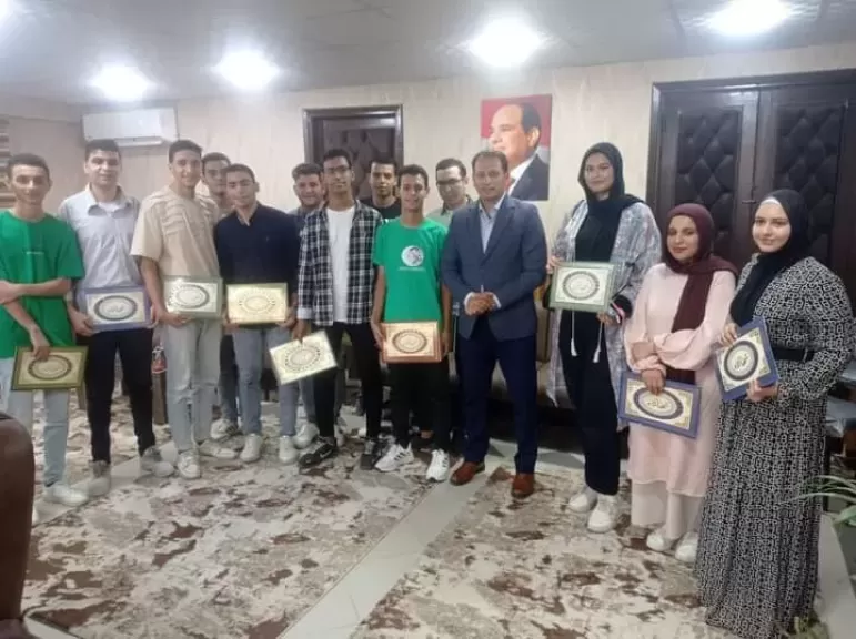 رئيس مدينة شربين يكرم أبـنـاء العاملـين بالثانويـة العامـة