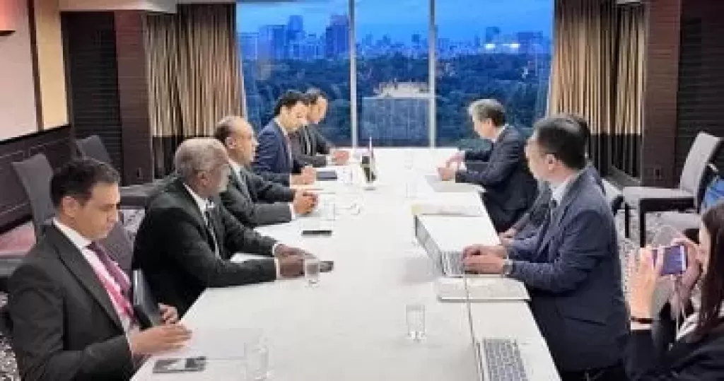 وزير الخارجية ومدير منظمة التجارة اليابانية