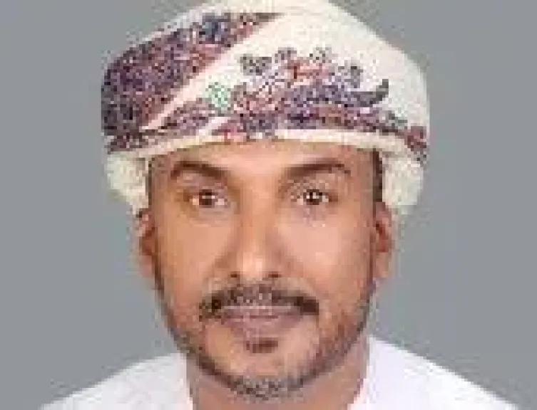 الكاتب العماني 