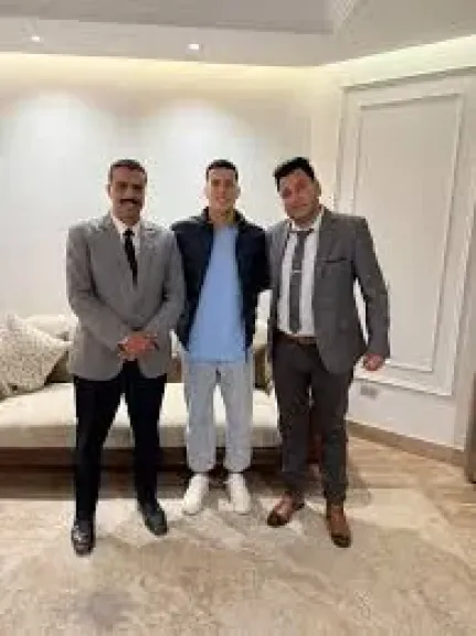 إمام عاشور مع فرد الأمن ومحاميه بعد التصالح