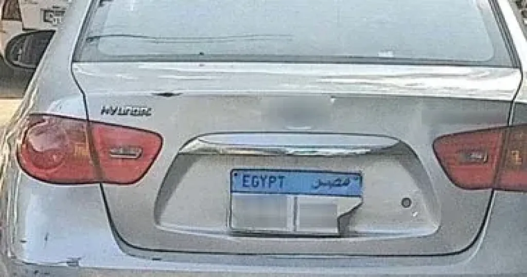سيارة مطموس لوحاتها