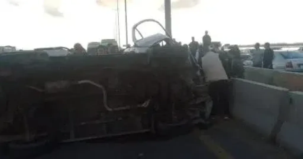انقلاب سيارة ميكروباص بالطريق الدولي الساحلي