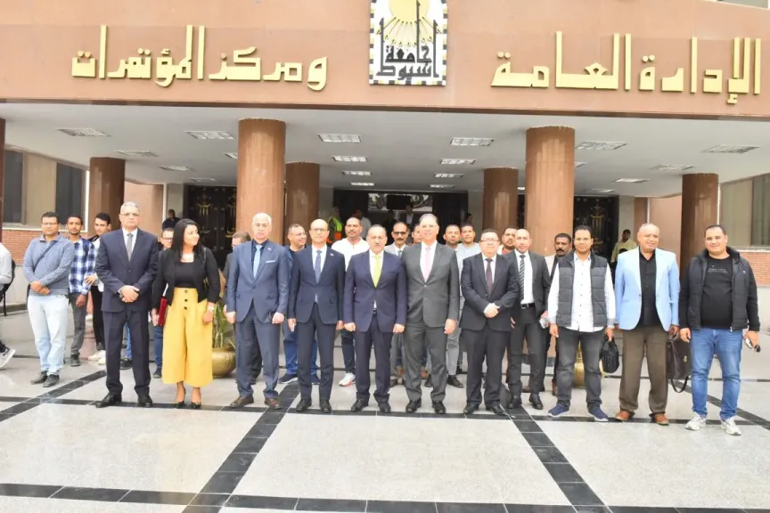 محافظ أسيوط 