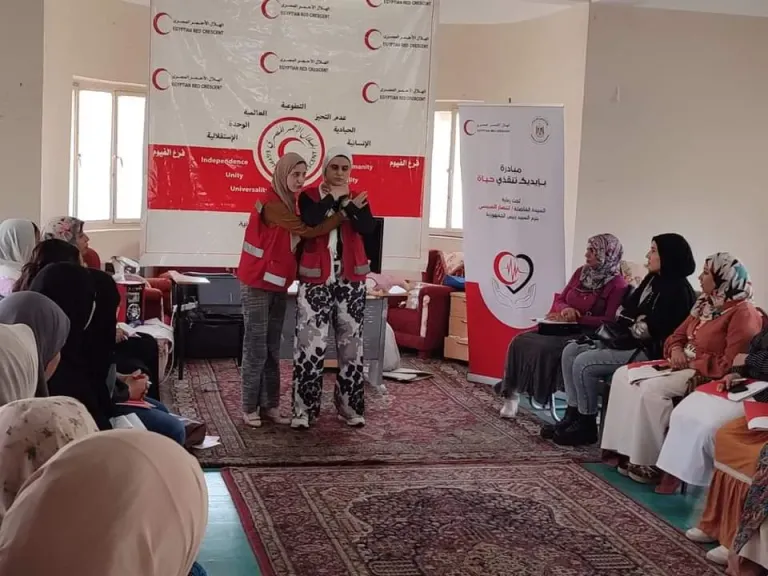 الهلال الأحمر المصري يواصل فعاليات مبادرة "بإيديك تنقذى حياة" 