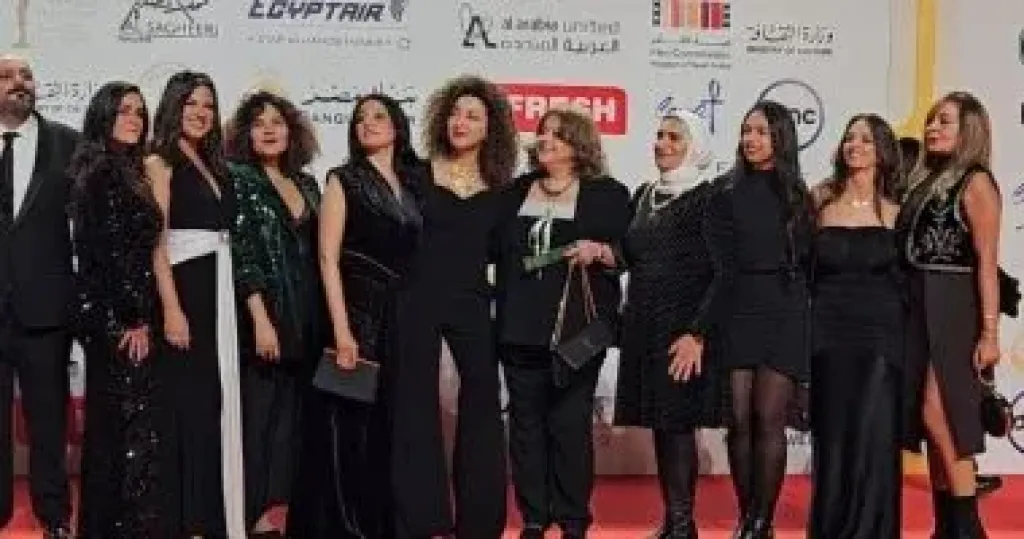 أبطال فيلم دخل الربيع يضحك