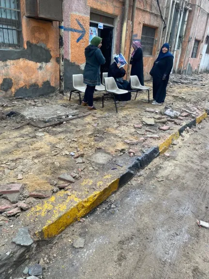 حى العجوزة يزيل مظلة مستشفى الموظفين ويترك المرضى تحت الأمطار
