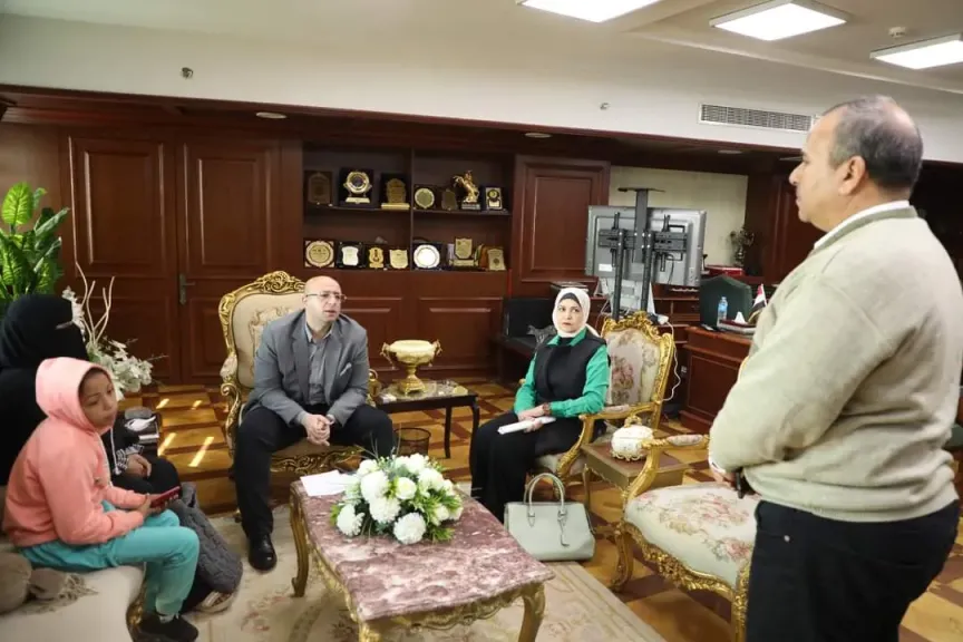محافظ بني سويف يستقبل سيدة وابنتها ويستجيب لمعاناتها وتوجيهات فورية لدعم الأسرة 