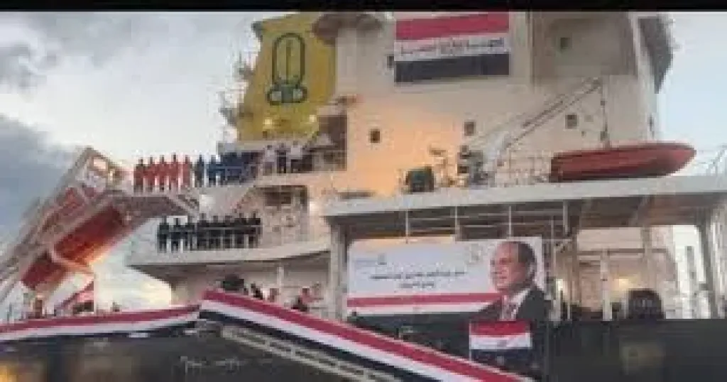 رفع العلم المصرى على السفينة وادى العريش