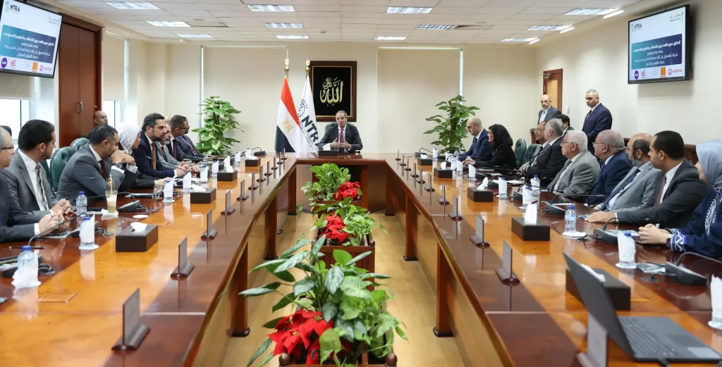  وزير الاتصالات يشهد مراسم توقيع شركات المحمول الأربع